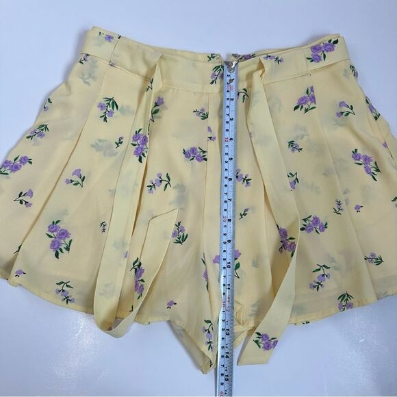 Aritzia Sunday Best Westley Short in Pastel Yellow Orchid Sz 4 - Picture 9 of 9